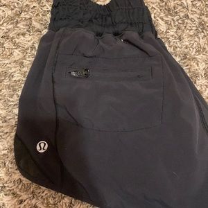 Lululemon black hotty hot shorts size 4